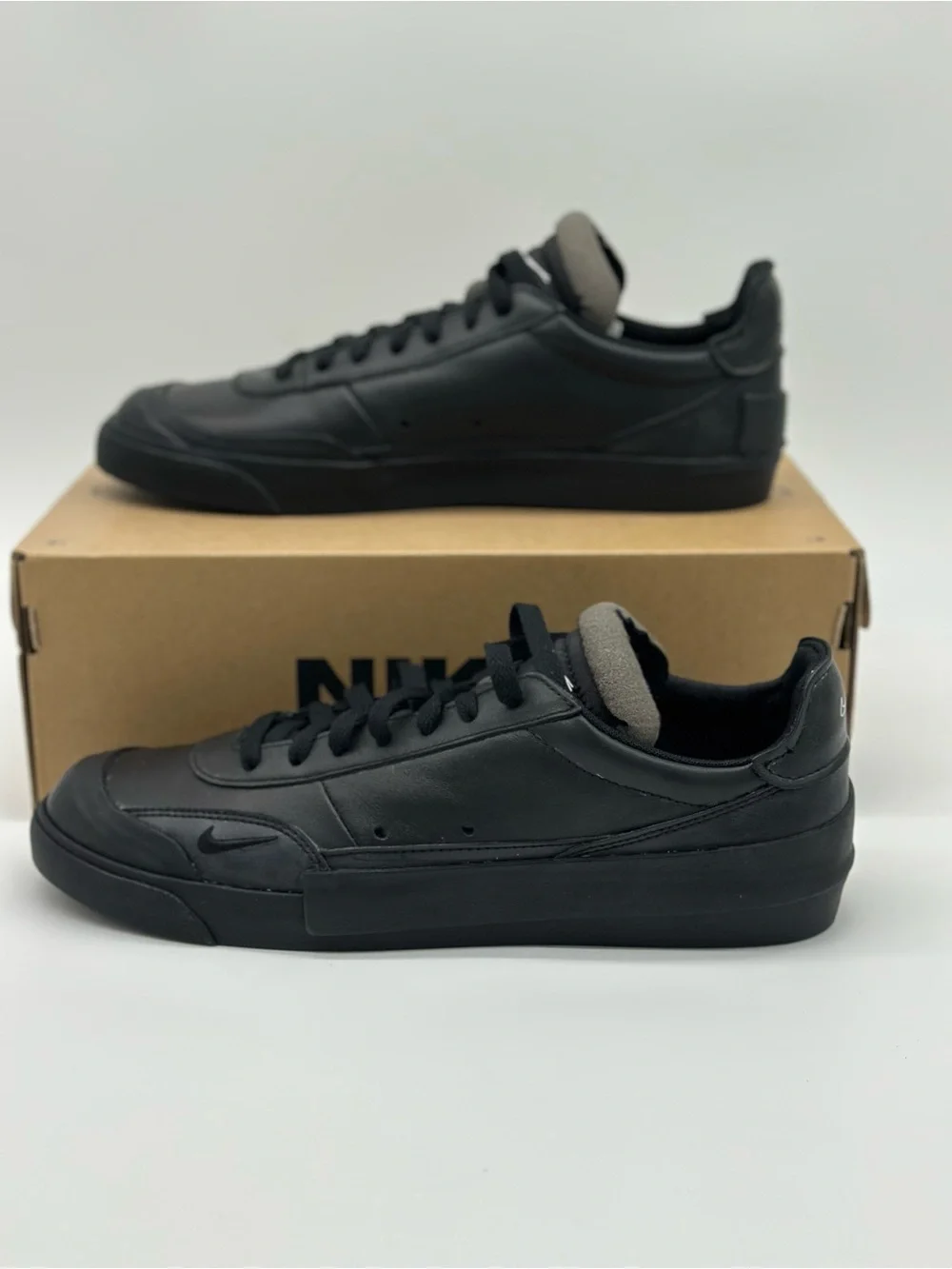 Nike Men’s Black Low-Top Sneakers with Gray Tongue